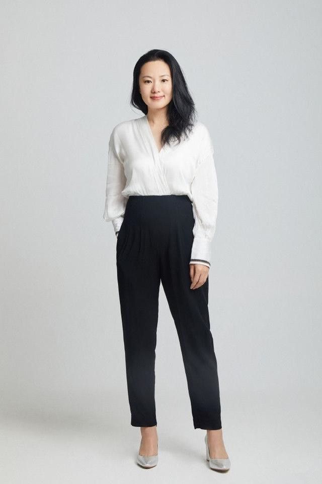 咏梅绝对算得上知性女人的代表了 49岁了仍温婉贤淑 气质迷人 腾讯新闻