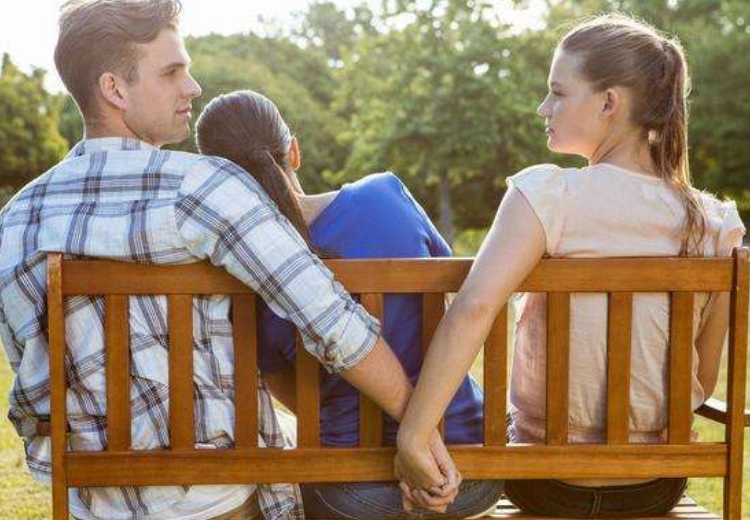 男女交往中,对方喜欢上了自己的朋友怎么办?如何避免这种事情的发生