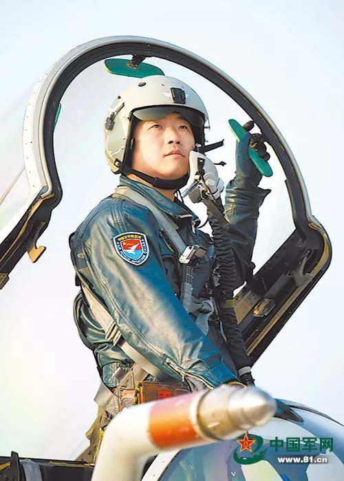 两位80后当上旅长了