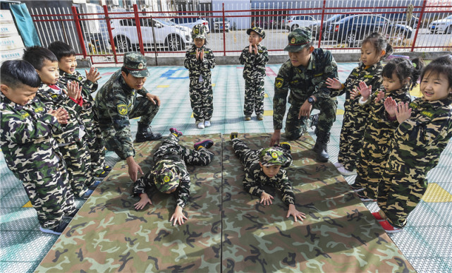 11月13日,河北景县华夏至臻体育幼儿园的孩子们进行低姿匍匐前进训练.