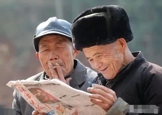 为什么有些老人戴帽子时要在里面垫一张纸 真相揭开让人不敢相信 腾讯新闻