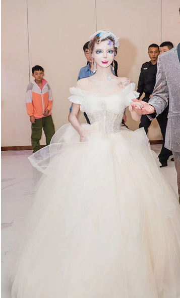 迪丽拉自称上学情书收到手软,初中照被曝光,网友:谁这么大胆子