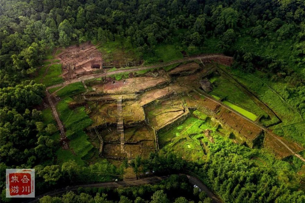 枕嘉陵江,涪江,渠江交汇口,三面据江,危崖拔地,是国家aaaa级旅游景区