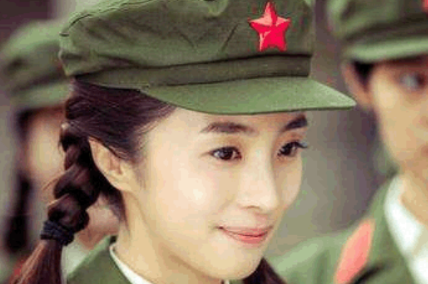 有种"整容"叫《旋风少女》戚百草,看到军装照那刻,心动了