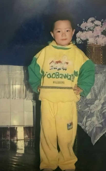 肖战童年照曝光,小时候就有当爱豆的潜质