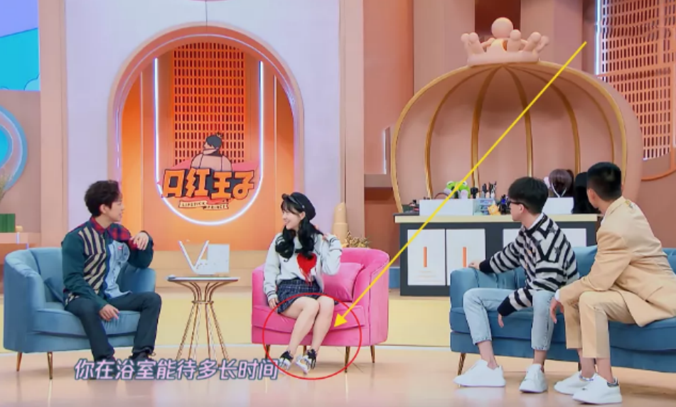 有种乖巧叫冯提莫的坐姿别人都是盘腿坐唯独她坐出了少女感