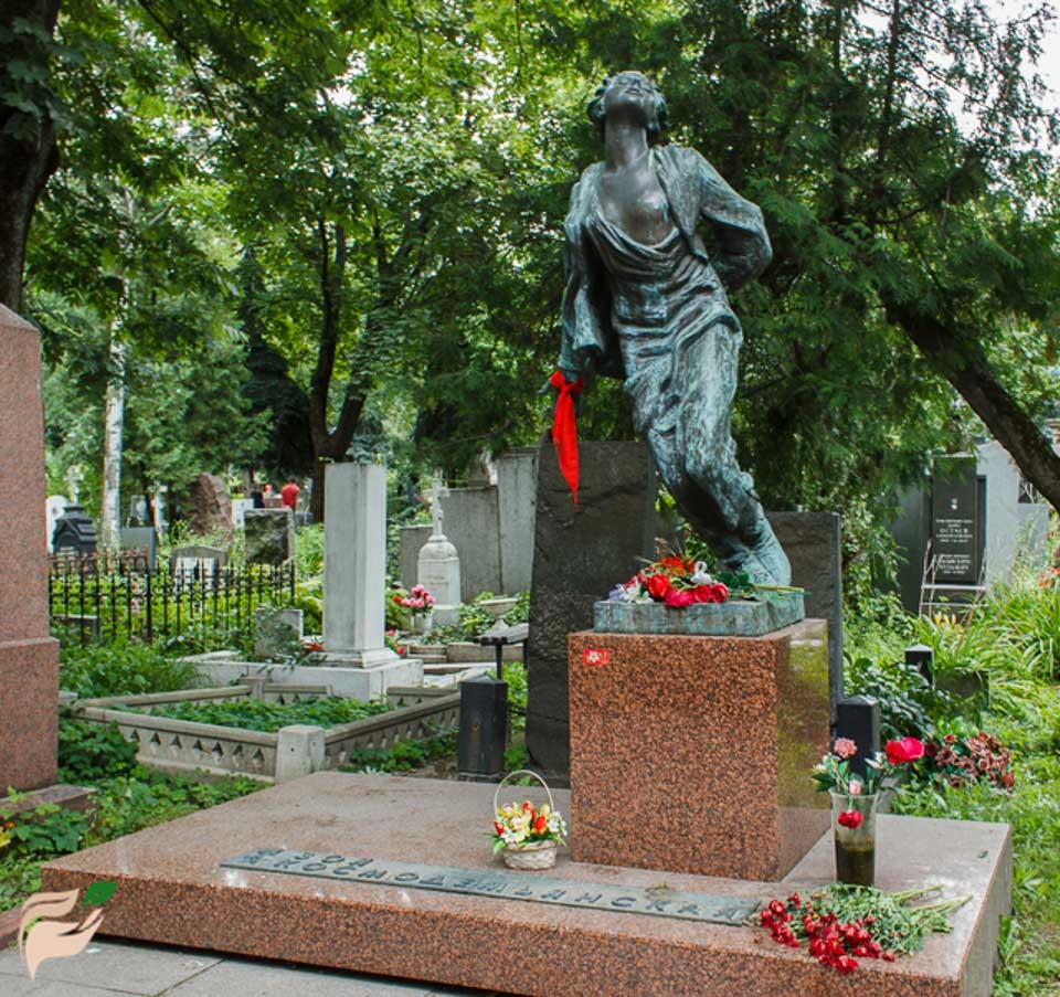 卓娅墓上的全身铜像再现了她的惨烈牺牲,十分震撼.