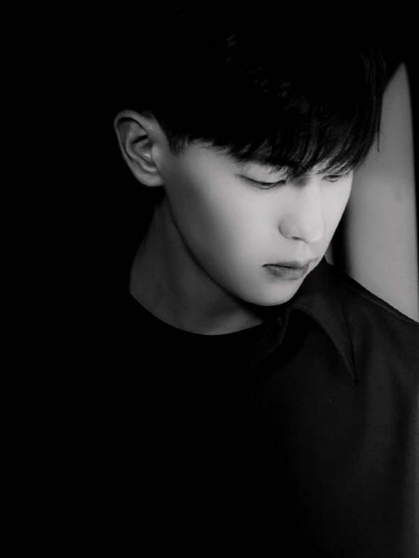 有种美颜叫邓伦遇上黑白滤镜颜值帅出新高度五官堪比整容