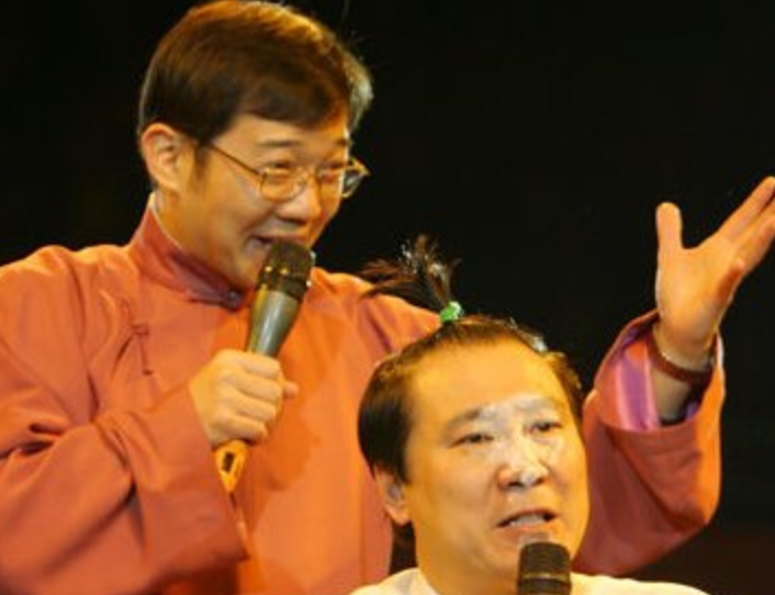 第二个赵本山?相声演员大兵收徒现场视频曝光,徒弟们跪成一排恭敬磕头