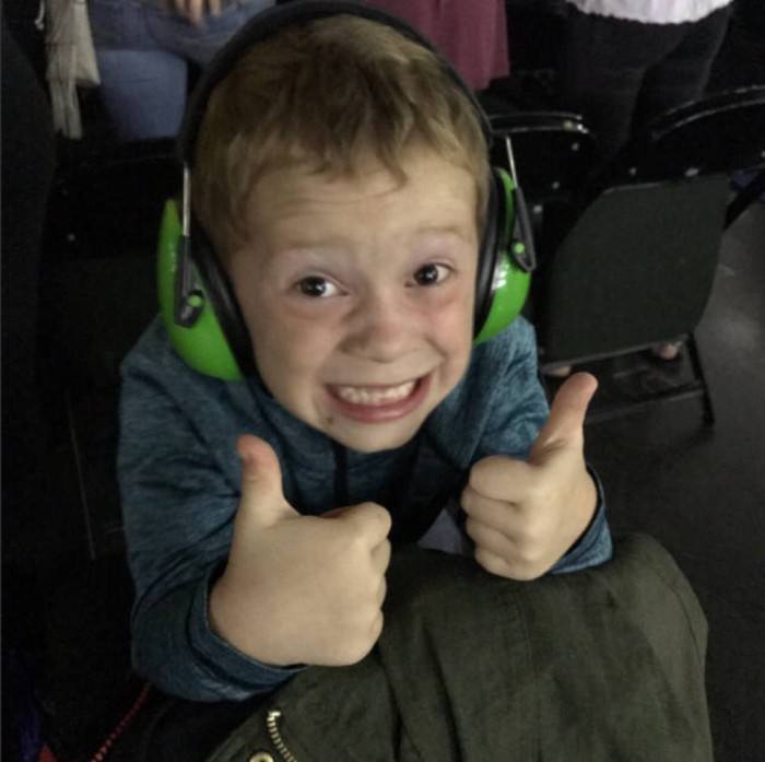 他被称为"假笑男孩",父母当他是机器人,网友:为钱学都不上了?