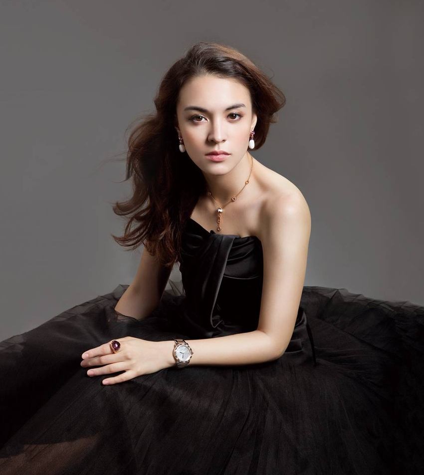 张榕容吊威亚被大象腿抢镜皮肤白皙腿围太粗替身穿抹胸比她瘦