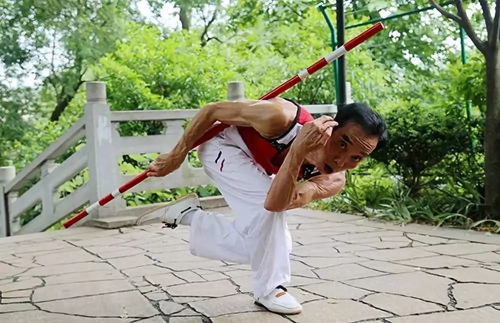 猴子喜抓打,善勾挂,敏捷,多变的特点,揣摩出一套别开生面的猴拳手法