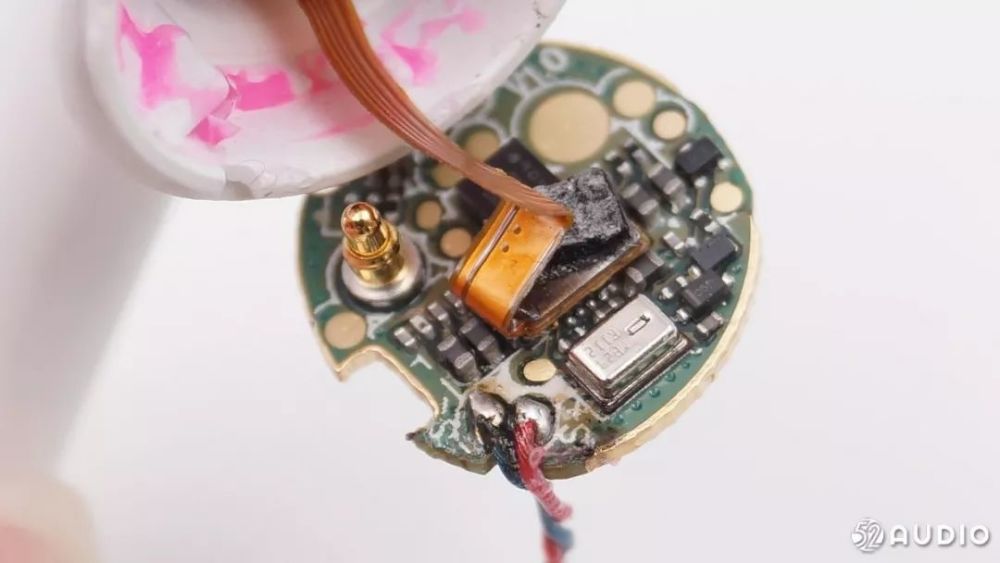 耳机内部fpc与主板通过排线插座连接.耳机内部整体结构一览.