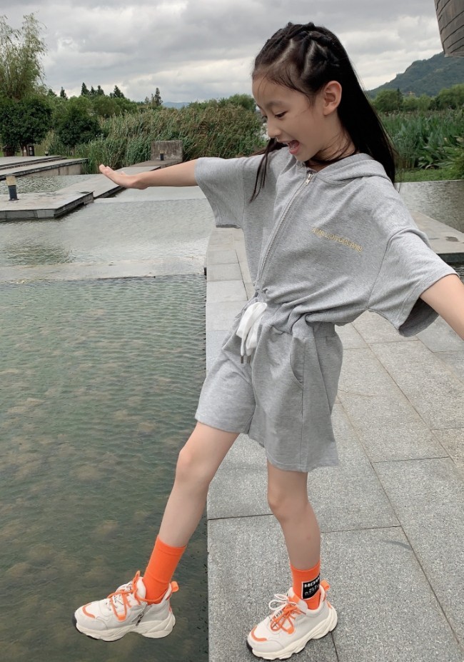 最美童模裴佳欣9岁,为秀腿穿半腿袜,凹出的长腿是真实存在的?