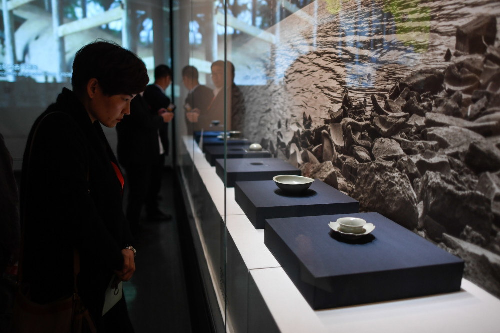 11月14日,观众在慈溪博物馆观看"秘色在人间—越窑秘色瓷特展.