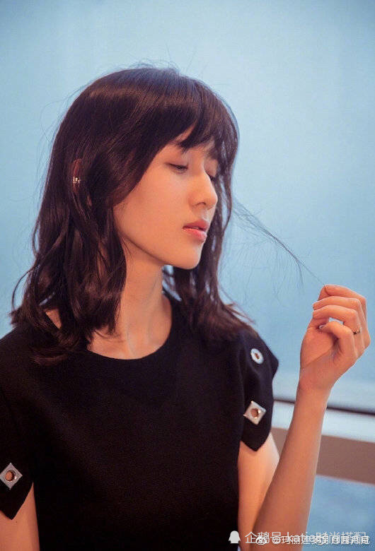 我们papi酱是一个集美貌与才华于一身的女子!中国版的苏菲玛