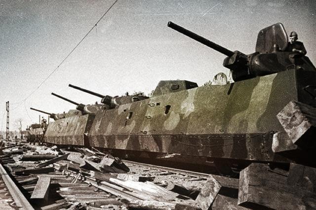 盘踞在高加索的苏联钢铁巨蟒高加索战役中的苏军装甲列车