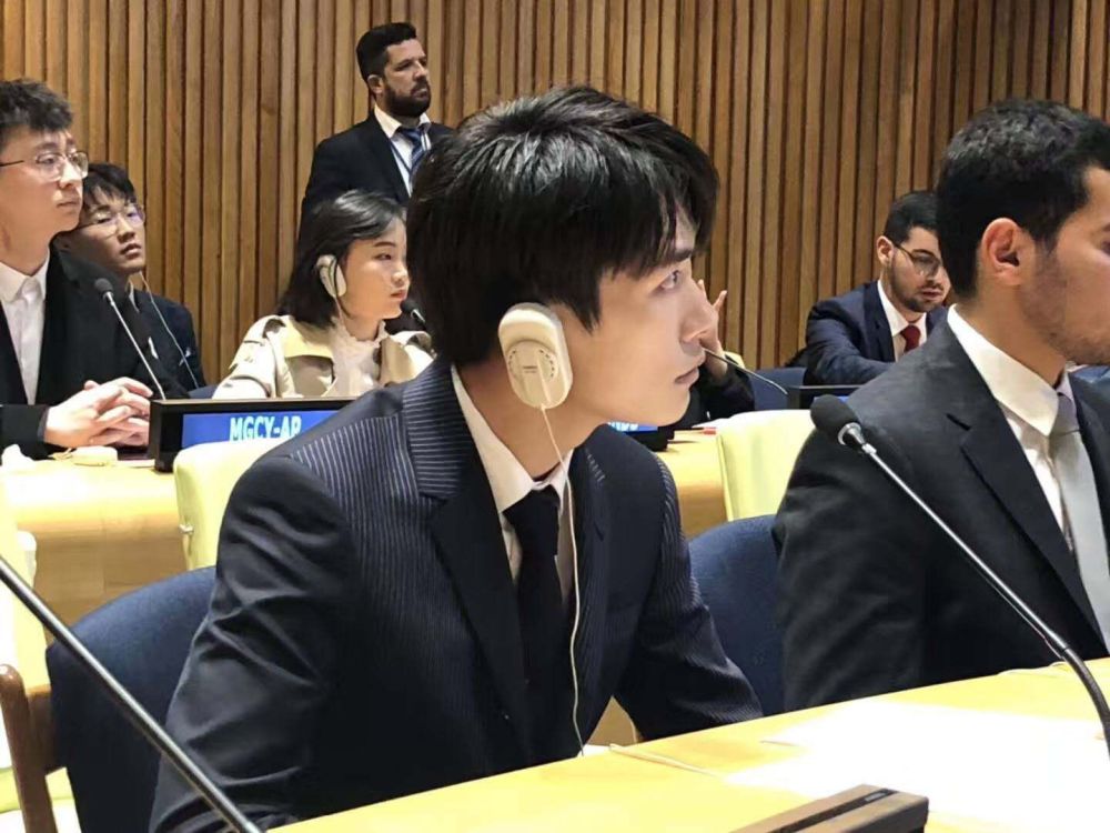 易烊千玺开会生图流出,戴同传翻译器,小说里的精英男主有画面了