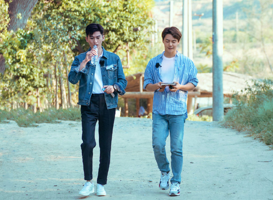 吴磊发烧靠在张翰肩膀上,不愧是大哥哥一样的存在,又圈了不少粉