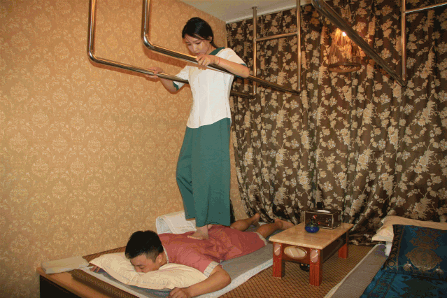 亚洲最会"赚钱"国家,让女犯人为游客服务,网友:体验很好