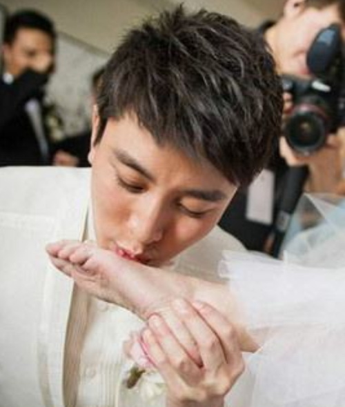 贾乃亮李小璐官宣离婚,看了他俩的恋爱经历,网友:心疼甜馨