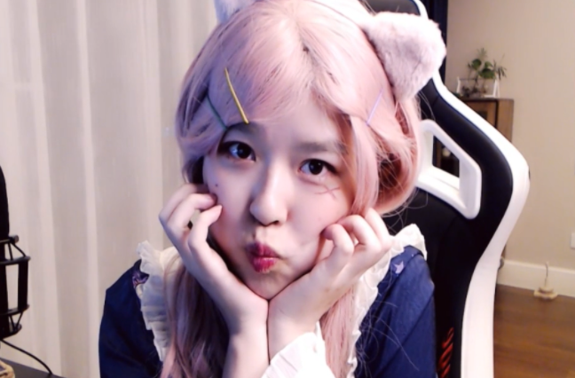 无论是衣服还是妆容,又或者是猫儿和粉色假发,都和沫子的萝莉形象非常