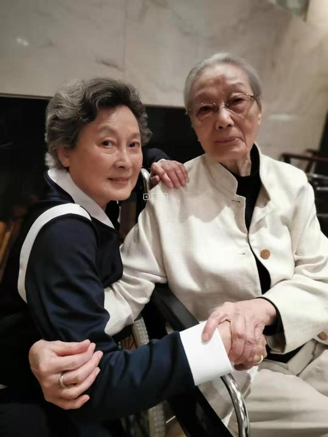 多年以来,罗静宜与上影厂著名电影演员向梅都保持着深厚的友谊.