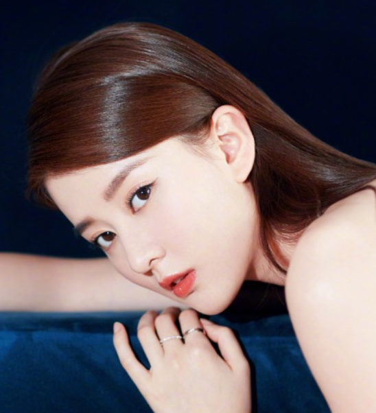 乔欣长发披肩演绎优雅气质明眸皓齿端庄大方