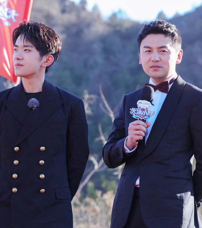 雷佳音易烊千玺后台合影,黄觉老婆意外入镜,千玺坐姿我爱了!