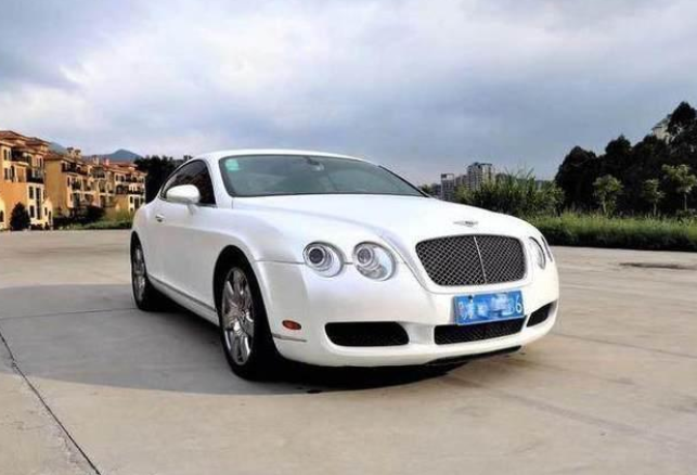 李小璐发文之后,终于换掉了贾乃亮送的宾利,换了一辆面包车,网友:啥