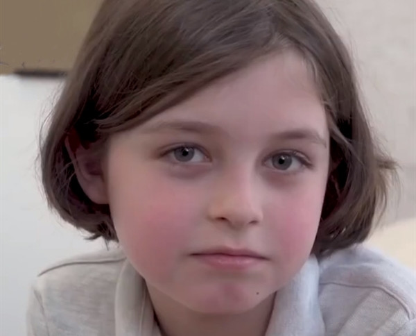 你没有听错,这位小男孩就是9岁,不是19岁也不是29岁,他叫劳伦·西蒙斯