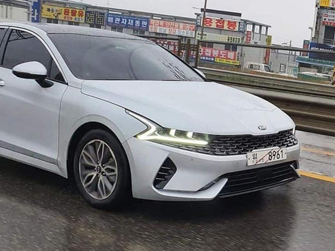 真香!起亚新k5街拍,尾灯能叫板奥迪,大众迈腾都说好