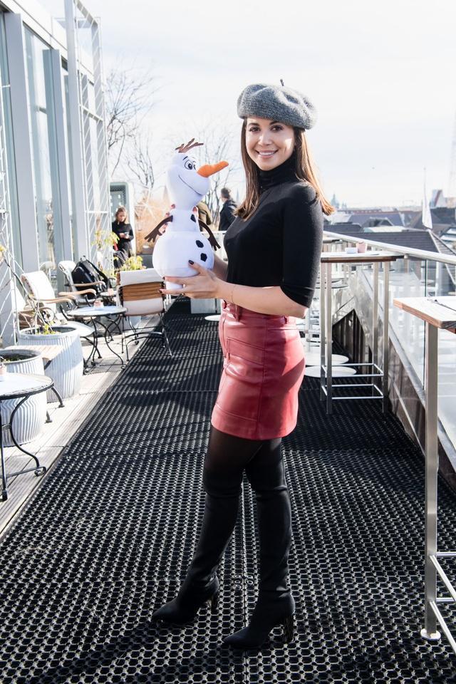 女星曼迪·卡普里斯托现身迪斯尼,她的笑容很甜美