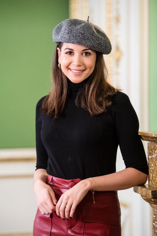 女星曼迪·卡普里斯托现身迪斯尼,她的笑容很甜美