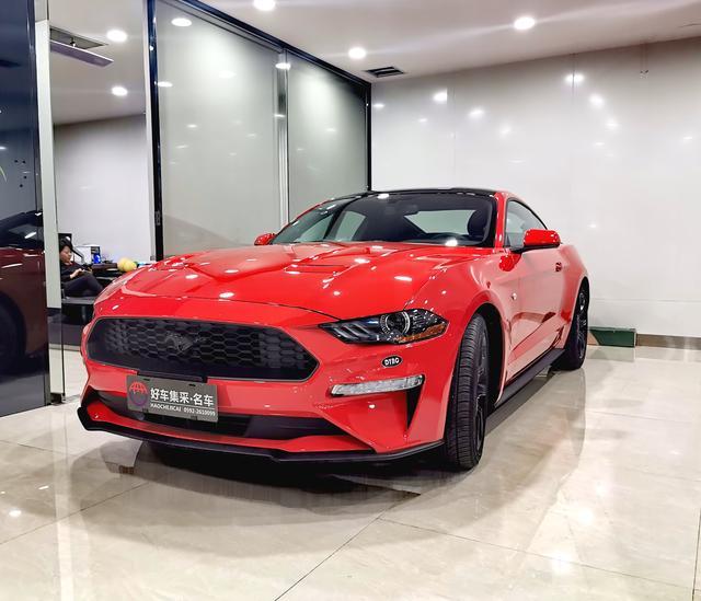 19款红色野马跑车独特的加长发动机盖和较短的后甲板象征着五十多年的