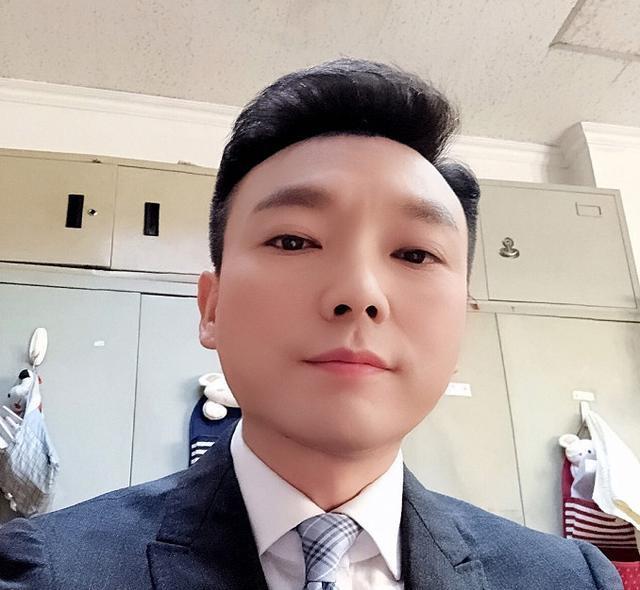 朱广权晒康辉"生图",这是欺负康辉没微博?不过真的挺像