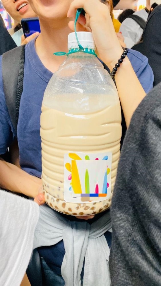 硬核应援!粉丝带超大桶奶茶"引诱"周杰伦,让人哭笑不得