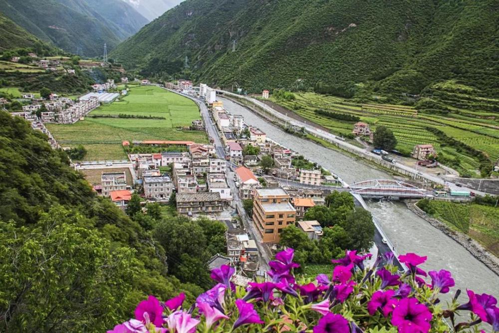 在馬爾康市松崗鎮梭磨河南岸,松崗鎮的最高點,海拔2600多米.