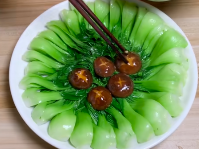 摆盘我们先准备好一个漂亮的盘子,我们把焯熟的上海青随着盘子摆放成