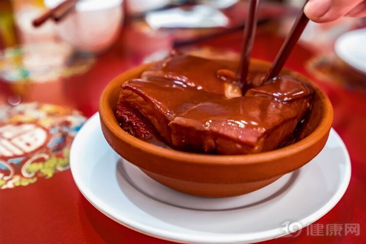 脑梗|60岁女子突然晕倒，脑梗离世，医生：一把年纪，此事还这么放纵