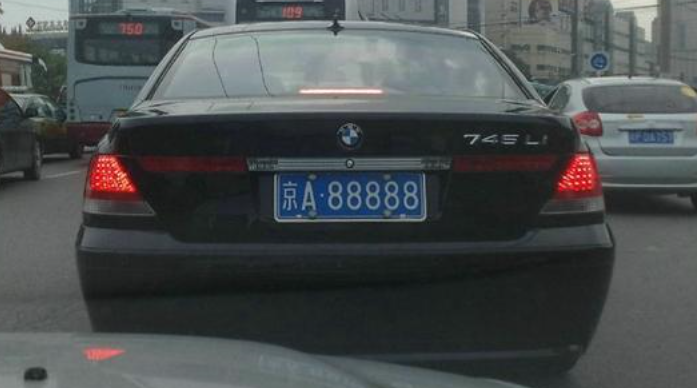 京a88888换车了!落地价过千万,之前挂的是欧陆飞驰