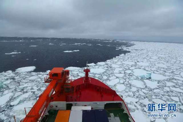 11月15日，“雪龙2”号航行在南大洋浮冰区。这是“雪龙2”号首次在浮冰区航行。 新华社记者 刘诗平 摄