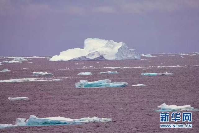 11月15日拍摄的南大洋上的冰山与浮冰。这是“雪龙2”号首次在浮冰区航行。 新华社记者 刘诗平 摄