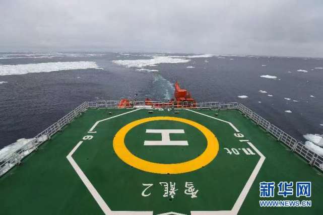 11月15日，“雪龙2”号航行在南大洋浮冰区。这是“雪龙2”号首次在浮冰区航行。 新华社记者 刘诗平 摄