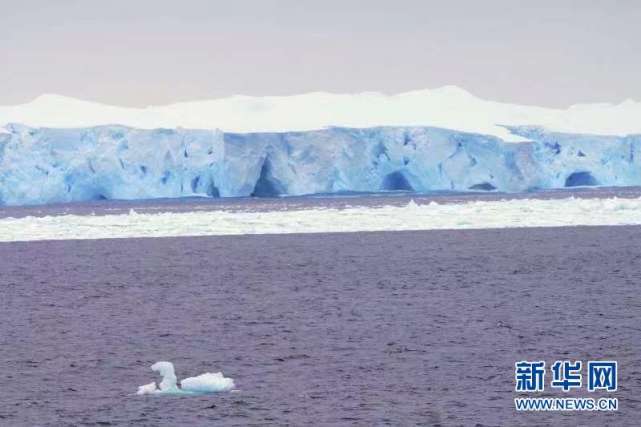 11月15日拍摄的南大洋上的冰山与浮冰。这是“雪龙2”号首次在浮冰区航行。 新华社记者 刘诗平 摄