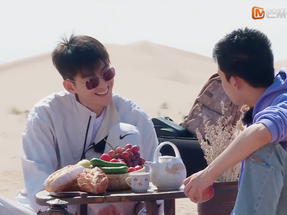 吴磊沙漠上大口吃苹果,有谁注意张翰在干嘛?网友:请注意形象!