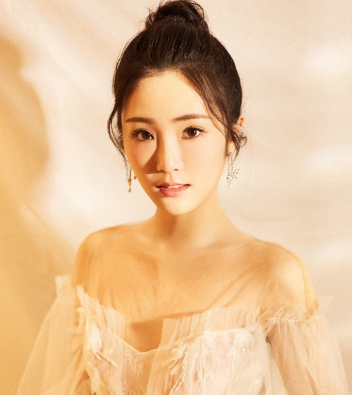 张可盈白色薄纱礼服灵动优雅唯美梦幻