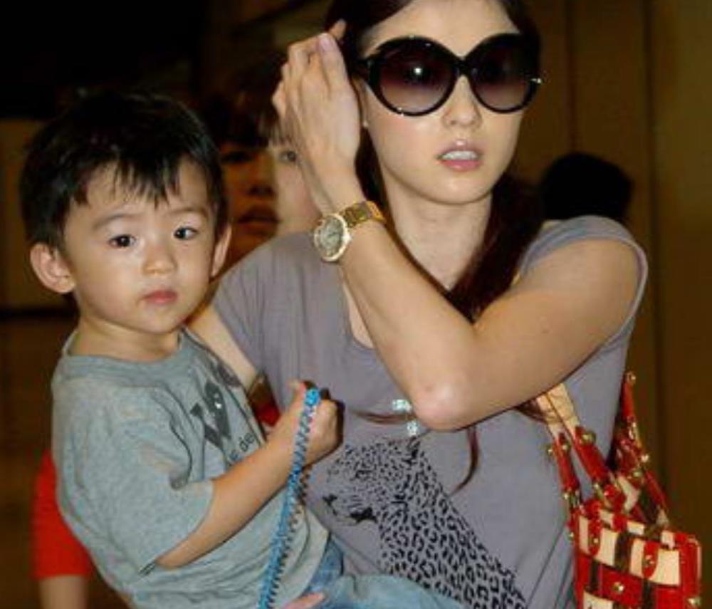 谢振轩12岁接骨式长大身高与张柏芝比肩长相却和谢霆锋复制粘贴