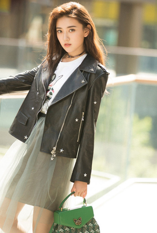 八王爷宠坏的"曲檀儿",今为遮腿在裙外加层纱,没想到美到开挂