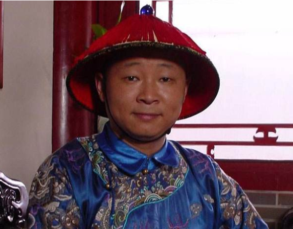 三德子赵亮近照曝光皮肤黝黑打扮花哨额前一撮红发很是时尚